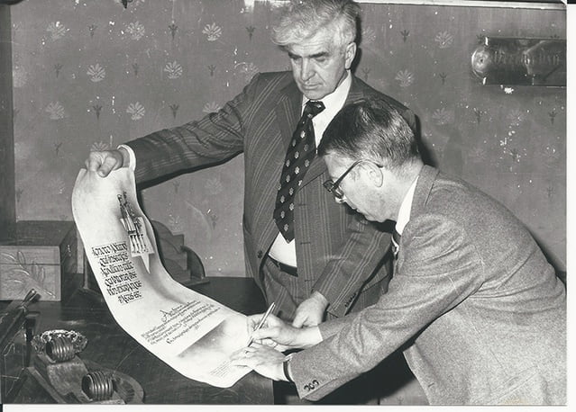 MeIr Shamir consul général d'Israël signe le parchemin