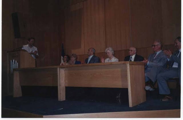 Cérémonie de remise de médaille le 4 mai 1989, assis Denise BRENER et sa mère Alice TORJMAN