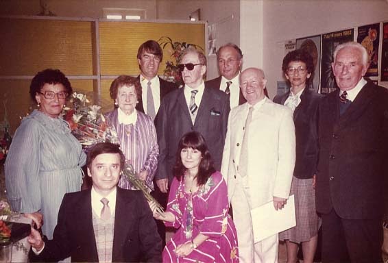 De droite à gauche. Derrière,  le maire et le consul; au milieu, la femme du survivant et le couple sauveteur; devant les enfants des sauveteurs