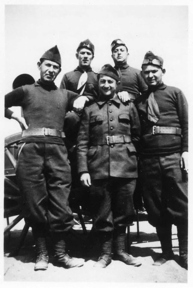 En haut à gauche, Max NEJMAN au Barcarès en janvier 1940 dans un groupe de volontaires juifs