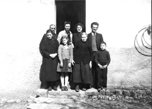 (au deuxième plan à droite) Victor & Joséphine GUICHERD  en 1944