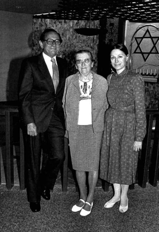 Eugénie Brunel au centre avec Betty Prins Hyatt