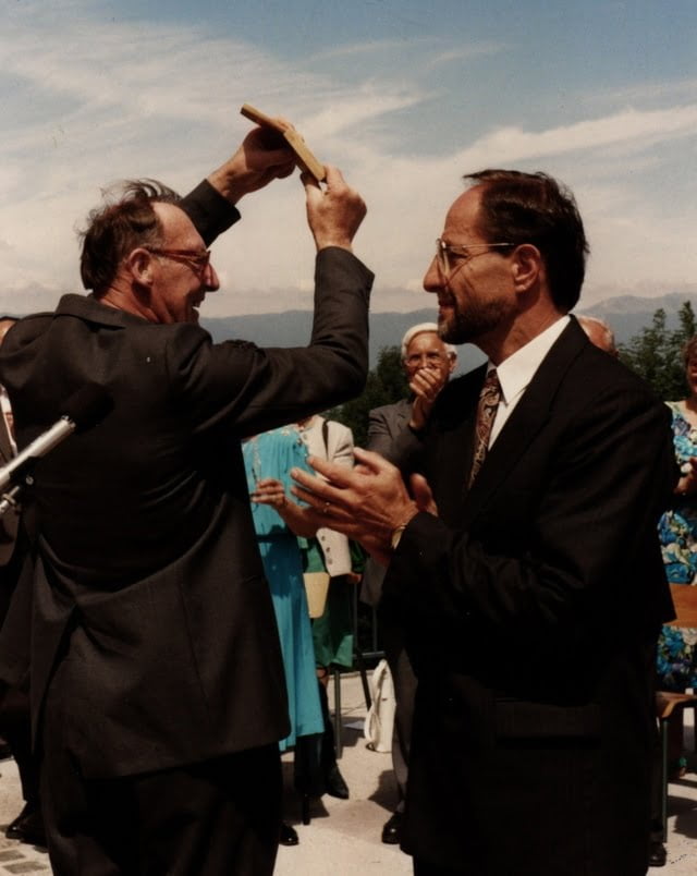 Le Père jacques FOURNIER neveu de Claudius reçoit la médaille pour son oncle