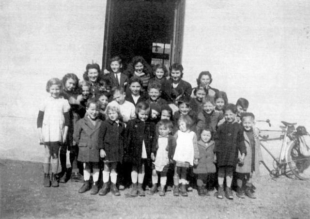 Marie-Antoinette VIAL FLATRY (troisième gauche au dernier rang) et les enfants du Home Le Nid