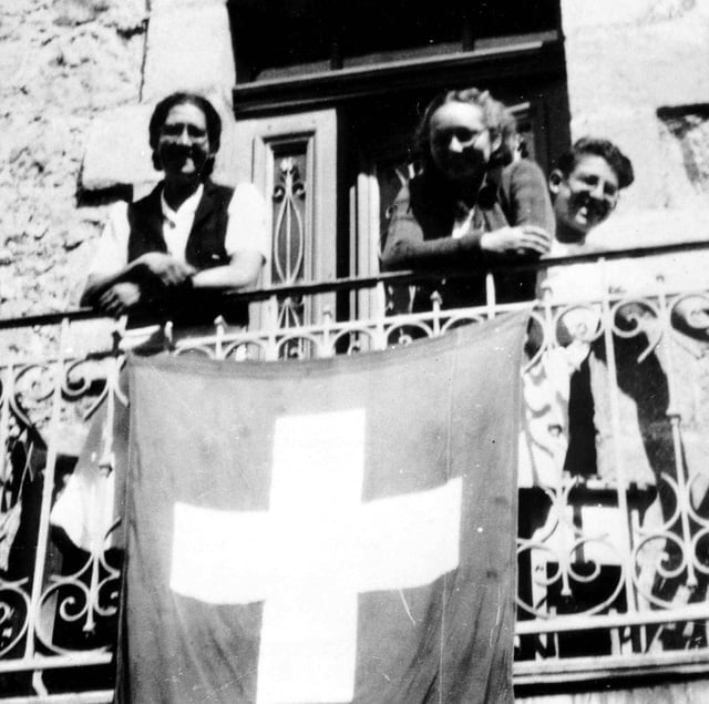 Juliette USACH (à gauche) et deux réfugiés juifs (le Chambon sur Lignon 1944)