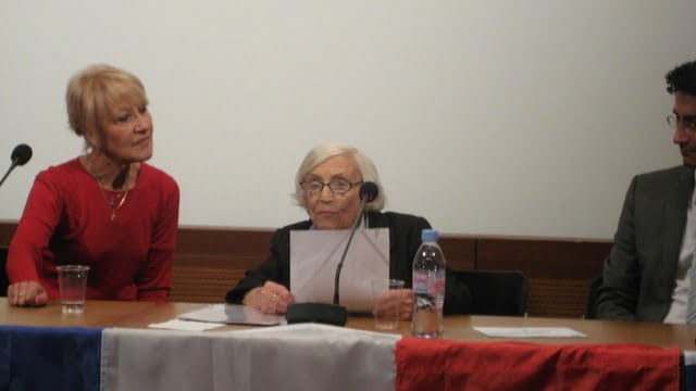 La personne qui reçoit la médaille est Mme Isabelle TEYSSENDIER de la SERVE MORIN petite-fille