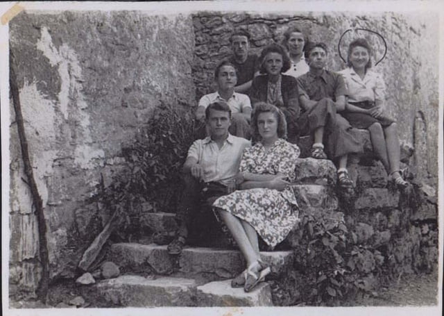 Reine Arnaudet en 1943 (encerclée)  Credit: COLL.YAD