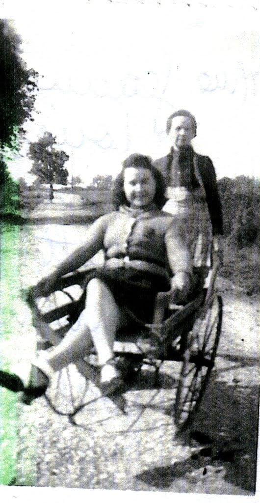 Jeanne LOUIS & dans la brouette Janine JOLY