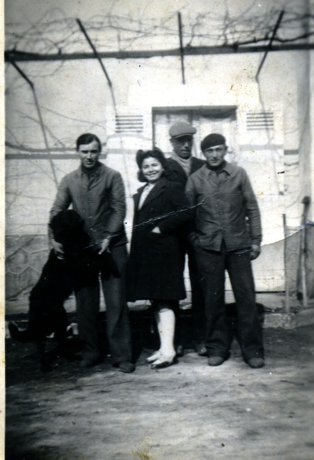 Mme LAFON 14 ans, entre les deux neveux de Rose Weill fusillés le 29/0344