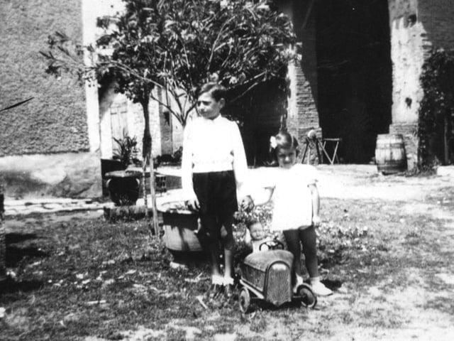 jacqueline avec Maurice Rey devant l'étable