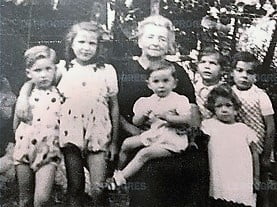 Marie Lacroix avec ses six enfants. À gauche, Georges et Etty Wrobel ; sur ses genoux, son petit-fils Serge ; à côté, sa sœur Nicole ; à l’arrière, deux autres enfants juifs qu’elle cachait. Archive DR