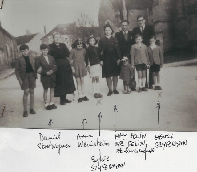 Mr et Mme FELIN entourés de personnes juives