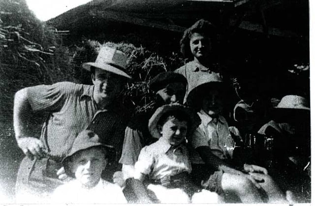 En 1944 Fernand, Henri et Simon Alter, Yvette Bouchard, Alex Alter, Fanny Schiffman, Raymond Bouchard, premier rang Georges Bouchard
