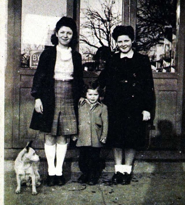 1942 devant l'épicerie de Renée FEVRIER Denise, Maurice & Renée 
