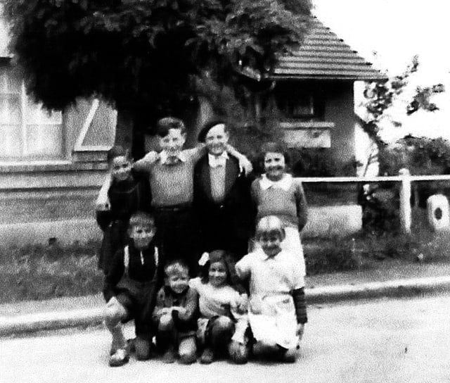 Charlotte et Paulette avec des voisins