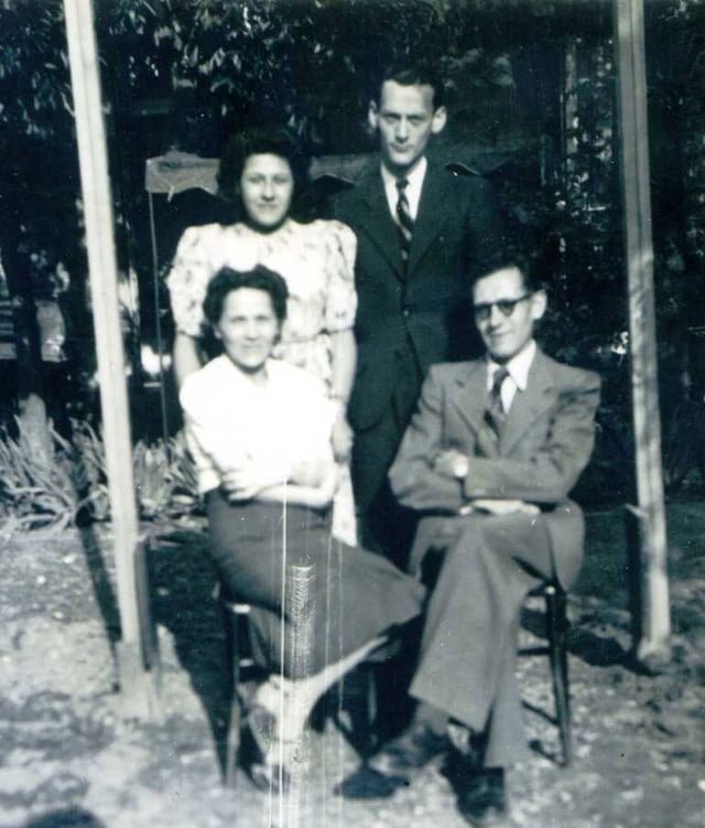 Rose Lewkowicz et Simon Lewkowicz, devant; Germaine et jacques Bouldoire derrière