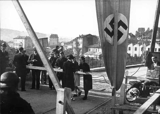 1940-le pont du tram, c'était alors la ligne de démarcation avec la zone occupée