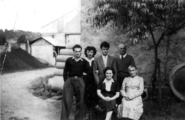 Gabrielle Navailles, assise au centre