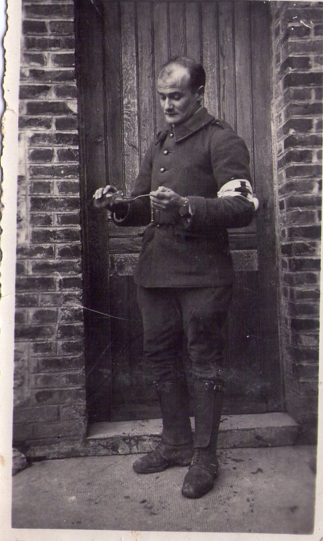 Daniel Sens en uniforme, en tant que membre du corps medical de l'armee francaise.1939.