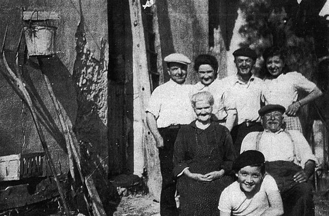 Au premier plan Jacob Cukier derrière Georges et Marie Charmaison, leurs enfants derrière
