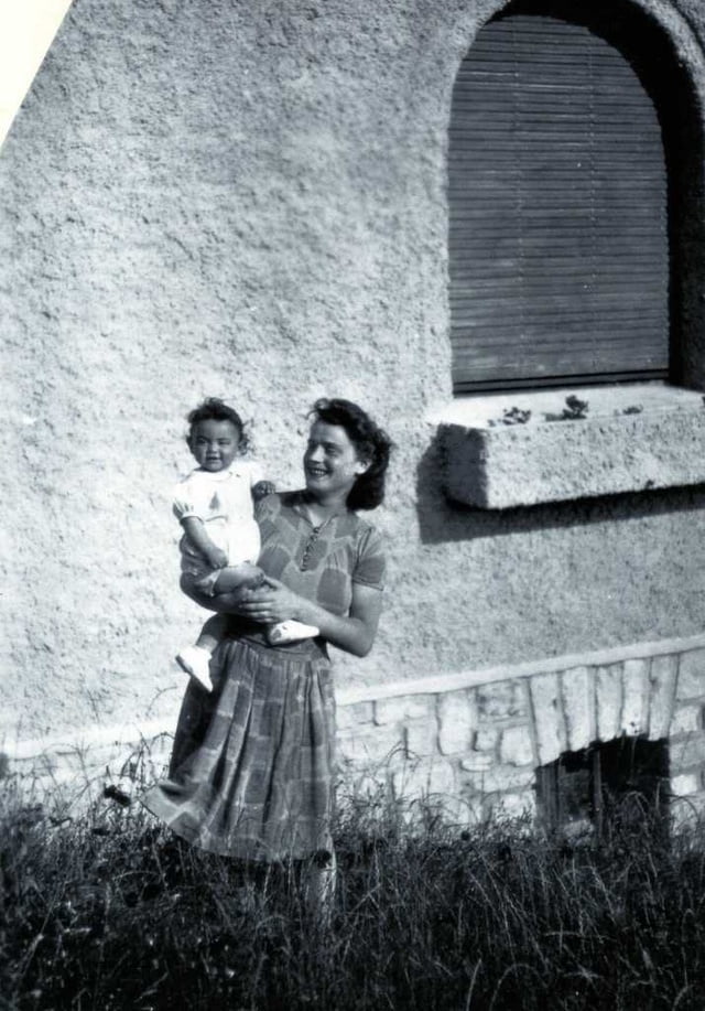 Albertine Fassier tenant dans ses bras Gérard Azouvi
