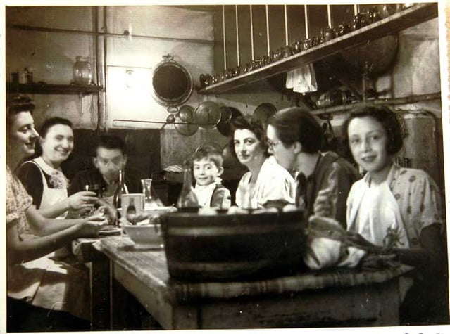 BOIN Jeanne (extrème gauche), Fanny de profil (extrème droite)et Florette Boin