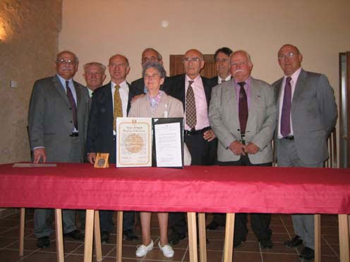  Remise de la médaille des Justes à Jeannine Lavillonnière fille des deux Justes 