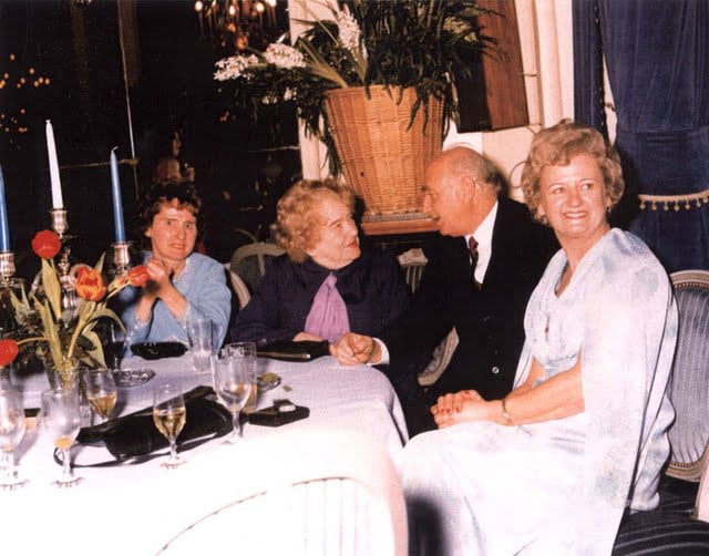 Hélène Saran avec ses filles et le sauvé