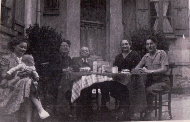 Devant le perron de la maison, Renée, Lucile, Sadi, Elvire et jacques Godrie le fils