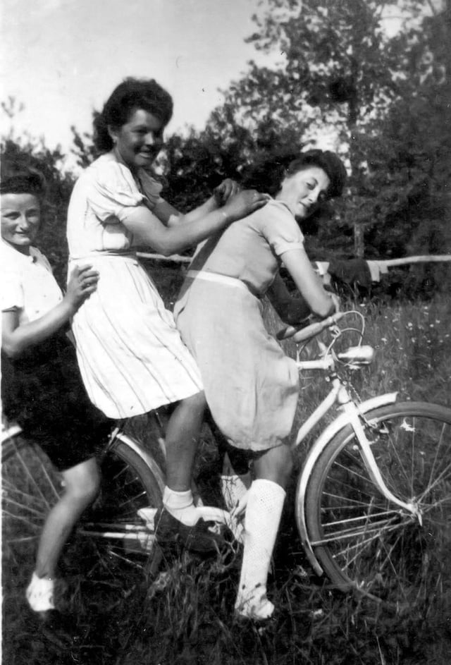 devant Marcelle au centre Yvette savary