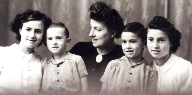 Anne-Marie Gaboriaud au centre et de gauche à droite Colette, James, jean-Claude et Nicole