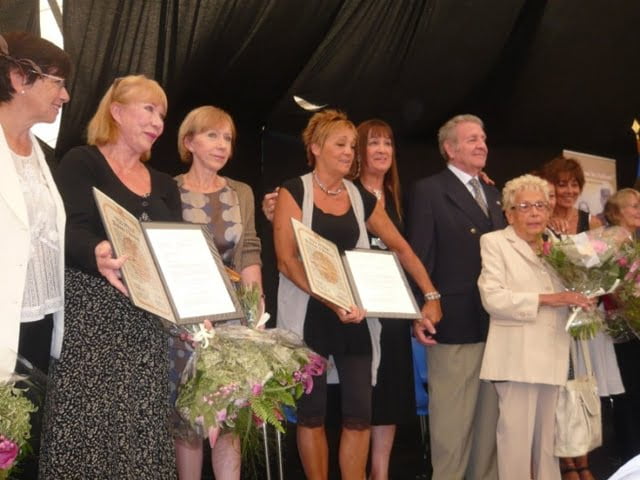 Les "enfants" Mangon et Fougère avec leurs diplômes