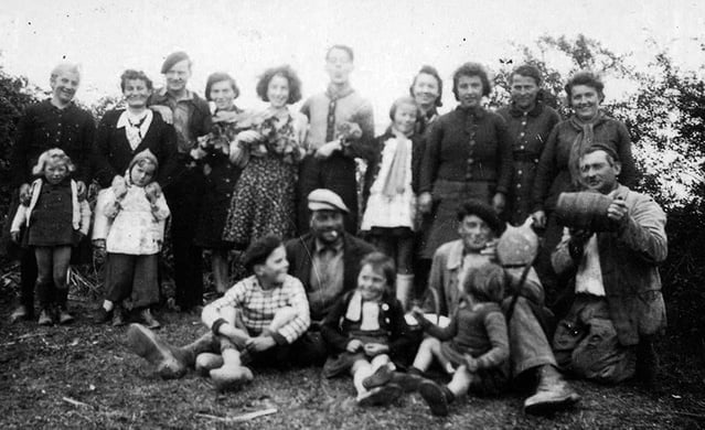 à gauche Marthe scène des vendanges après guerre