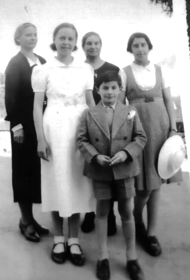 ROUSSET Germaine troisième à partir de la gauche François Rousset , son fils en culottes courtes