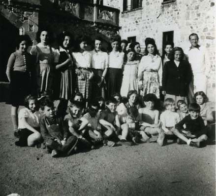 Henriette Pichon avec les enfants sauvés