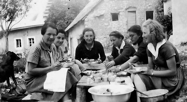 Loutre, Elisabeth Francois avec ses eclaireuses dont Lise Dennery