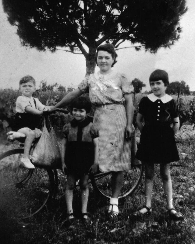 De gauche à droite, Lucien, Denise, Mme Laumier, Paulette