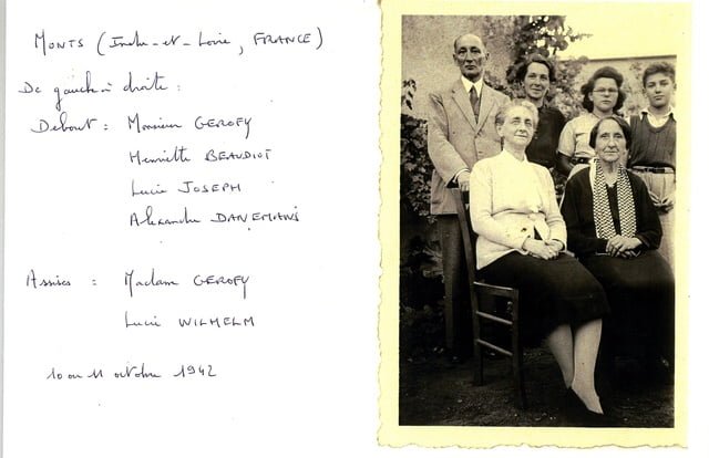 Henriette assise habillée de noir