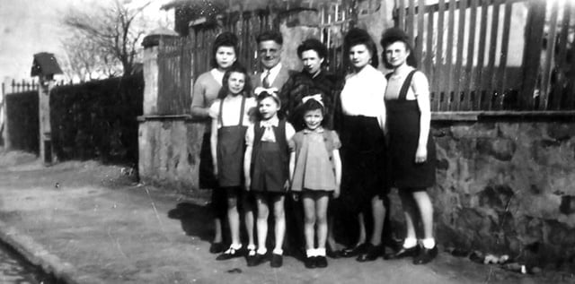 Pierette, Monique, Mme Batisse, M. Batisse, Nicole, Colette, Mireille, Florette Brand