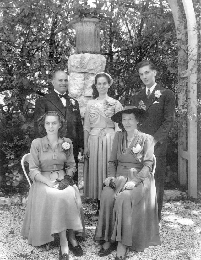 Sébastien TAFANI (debout à gauche) Adeline TAFANI (assise à droite) Josette TAFANI (debout au centre)