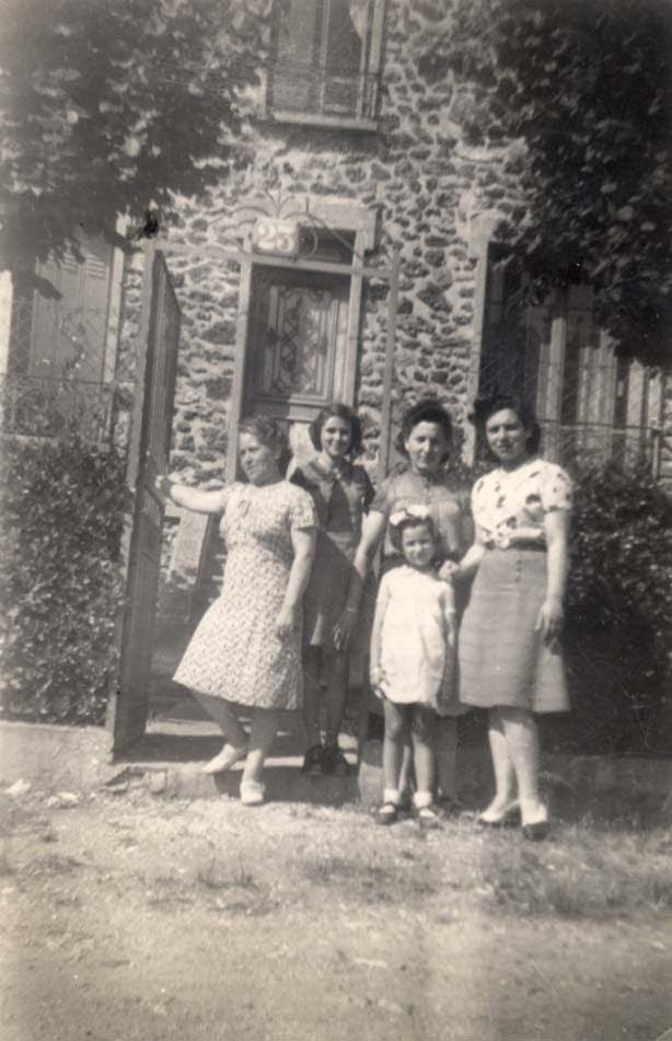 Les survivants avec Marcelle Bastien (à gauche)