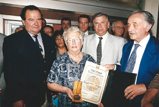 Lucy Causse fille des Justes recevant la distinction en l'honneur de René et Germaine Bastide