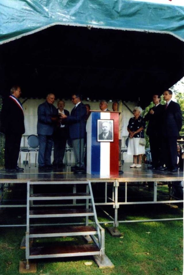 Remise de la médaille au fils de Henri Christin par l'Ambassadeur d'Israël en France