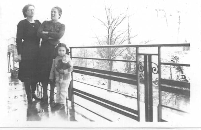 Madame Grundich di Didi, mémé et Sylvia (la petite fille sauvée)