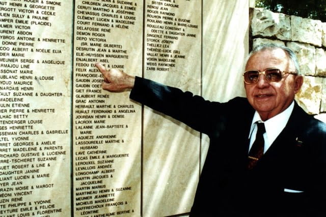 4 mai 2000, Enjalbert Abel devant le mur des Justes à Yad vashem jérusalem