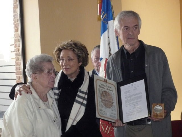 A gauche la soeur des sauveurs 95 ans