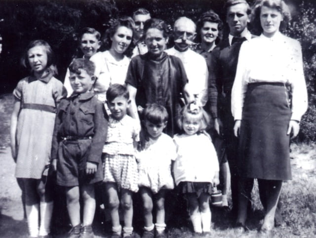 Au centre Monsieur et Madame Le cardinal, premier rang 3 gauche Pierre Bleuer elsner