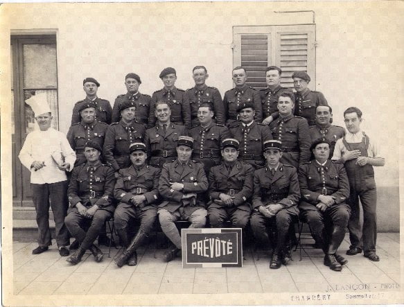 La prévôté de la 66 ème D.I. Au centre le Capitaine Dubarry  chef de l’unité.  A sa gauche le chef Malbert, à sa droite, le chef Farssac, et le chef Tissier. Le cuisinier et le mécanicien étaient des hommes de troupe affectés par la division au fonctionne
