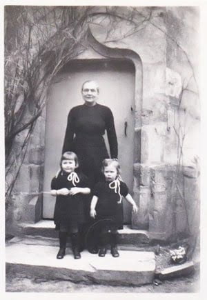 soeur Arnol en habit laïc avec deux petites filles de la pension