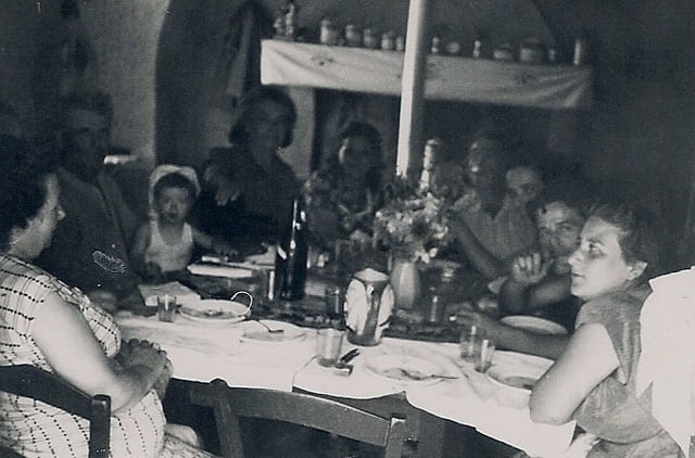 Réunion des familles Pulvemacher et Garagnoli en 1953 à Cabrières